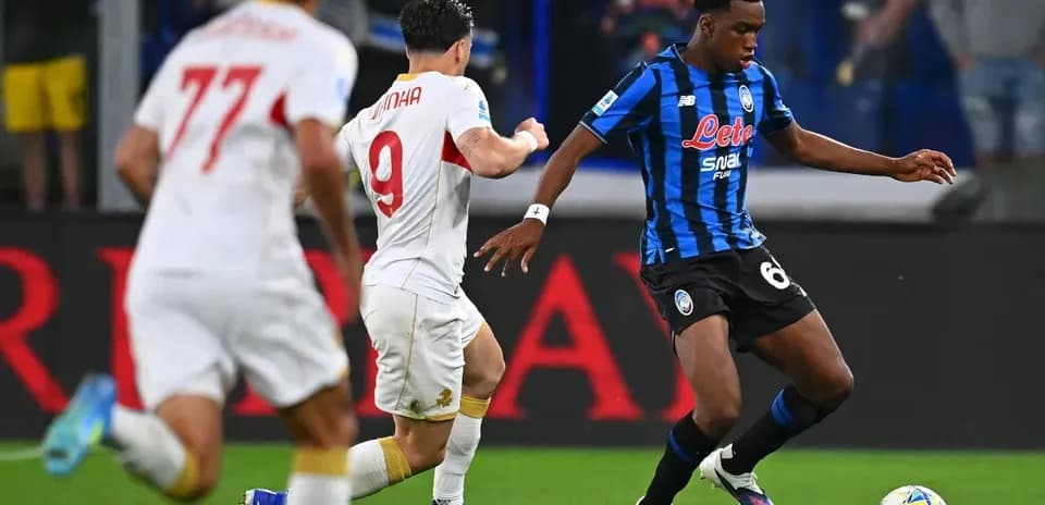 Jugador de Atalanta driblando a rival de Roma