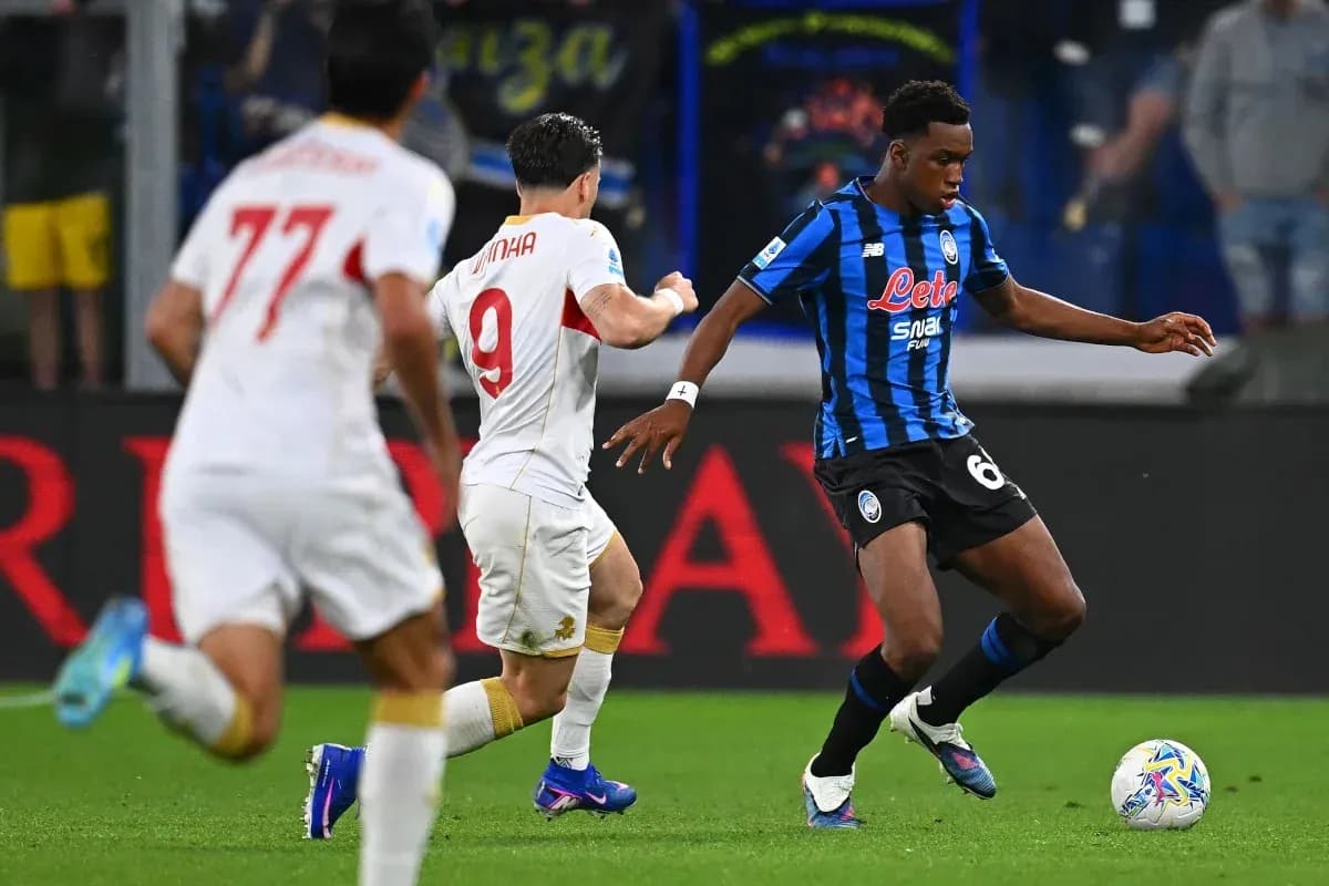 Jugador de Atalanta driblando a rival de Roma