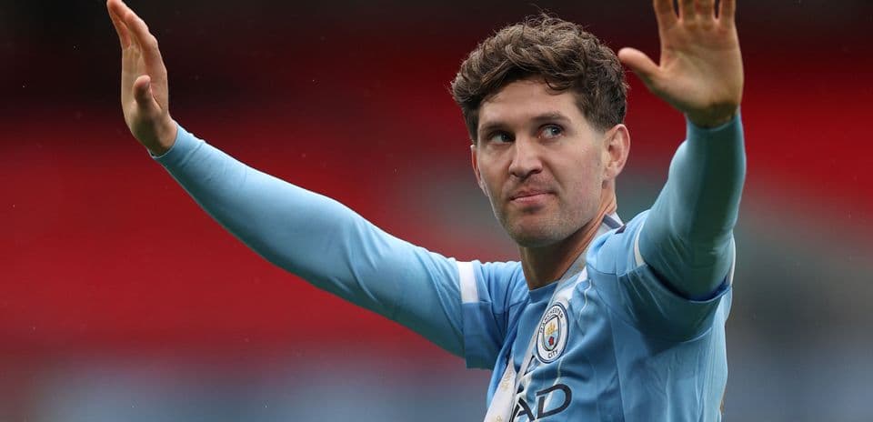 Jugador saludando con la mano en el campo