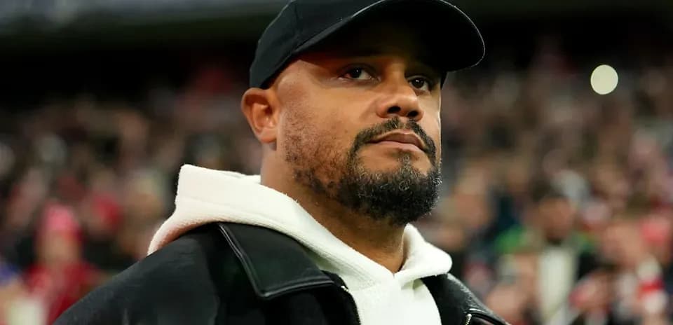 Hombre con gorra y chaqueta en estadio