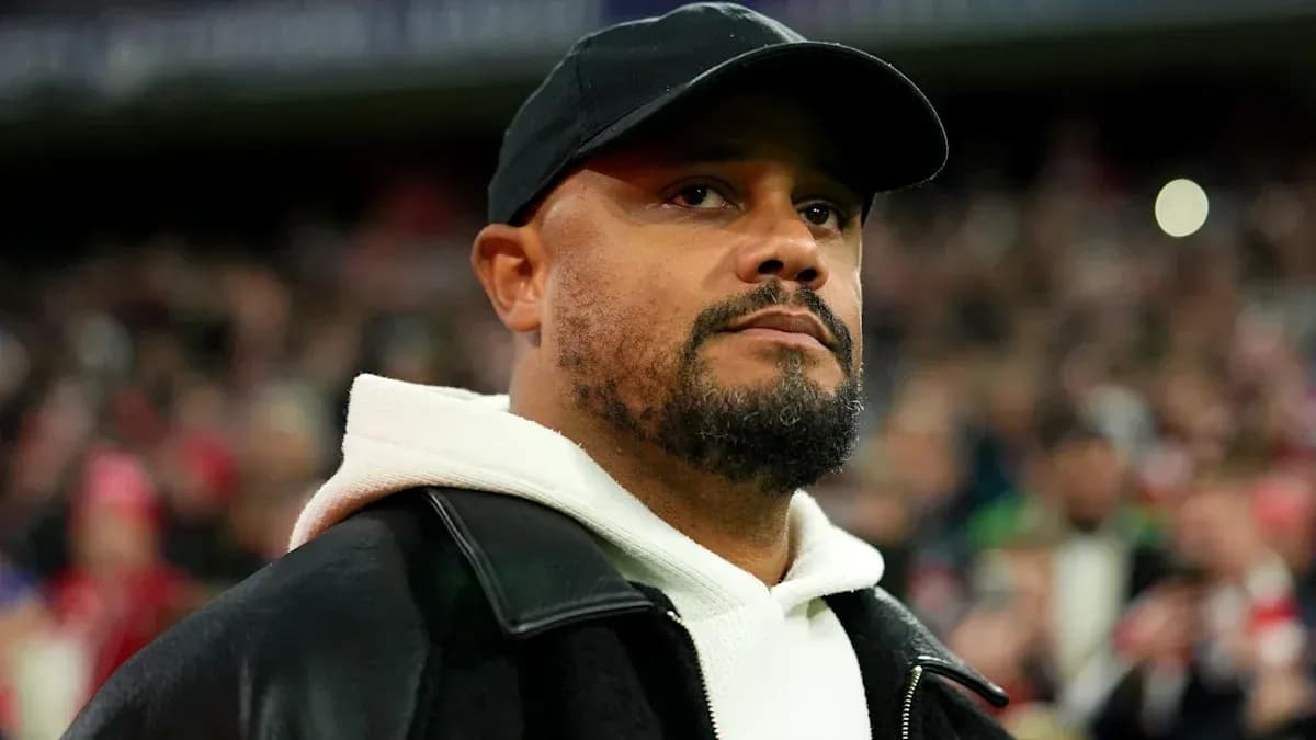Hombre con gorra y chaqueta en estadio