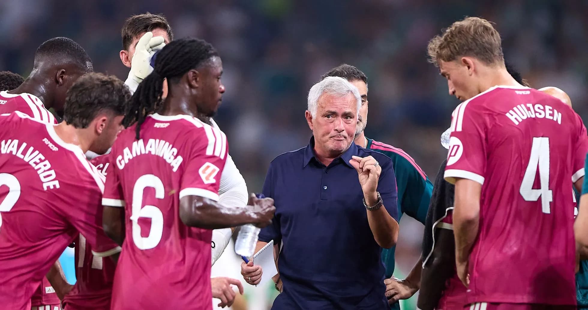 Entrenador hablando con jugadores durante tiempo muerto