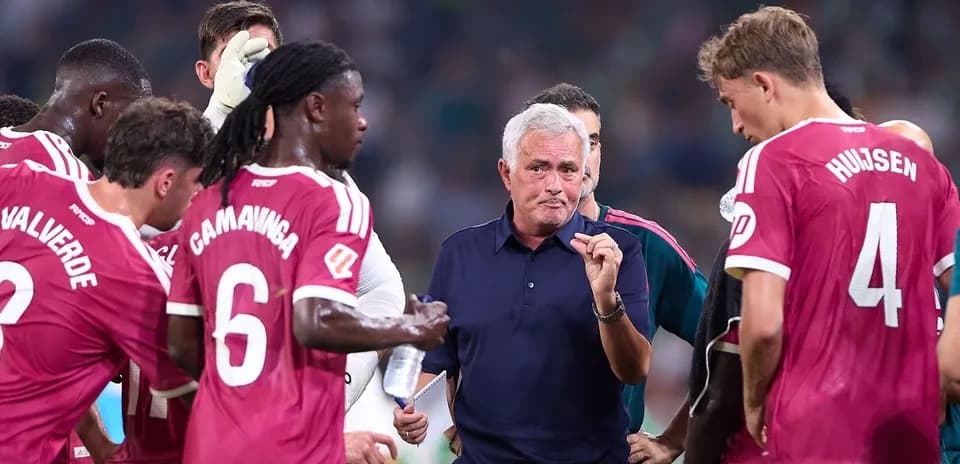 Entrenador hablando con jugadores durante tiempo muerto