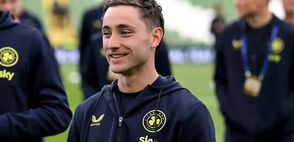 Jugador sonriendo en el campo de entrenamiento