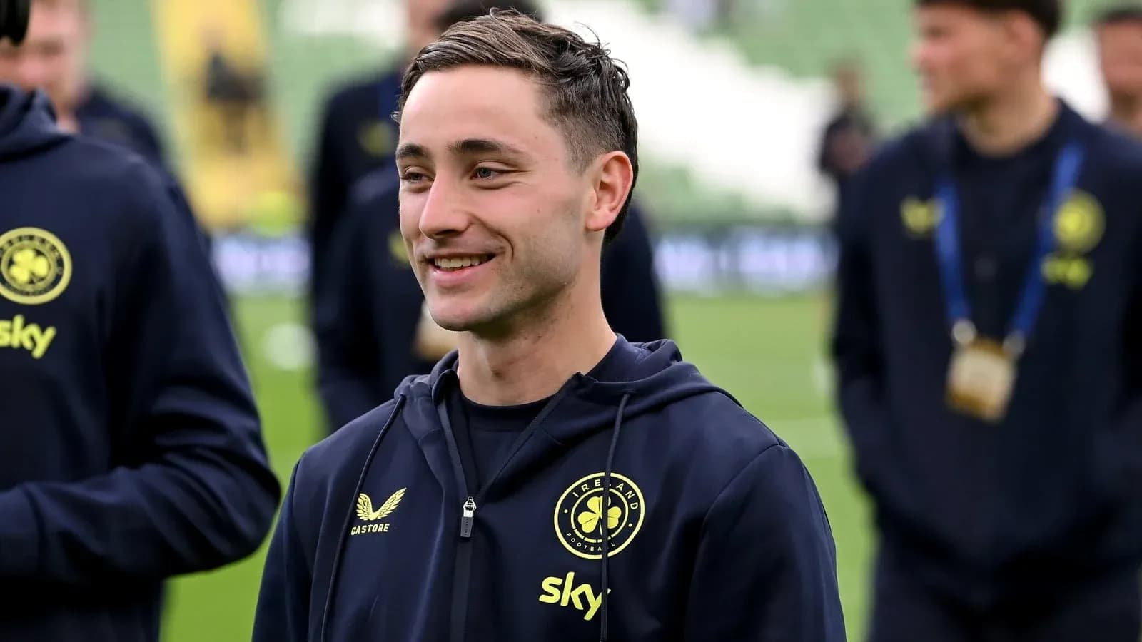 Jugador sonriendo en el campo de entrenamiento