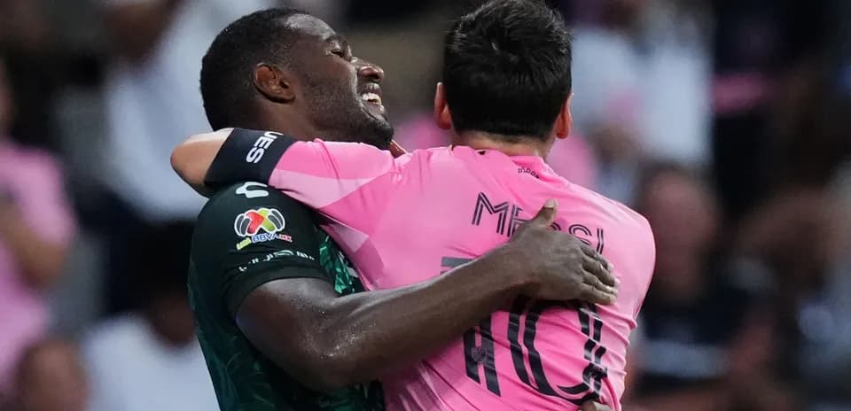 Jugadores abrazándose tras el partido