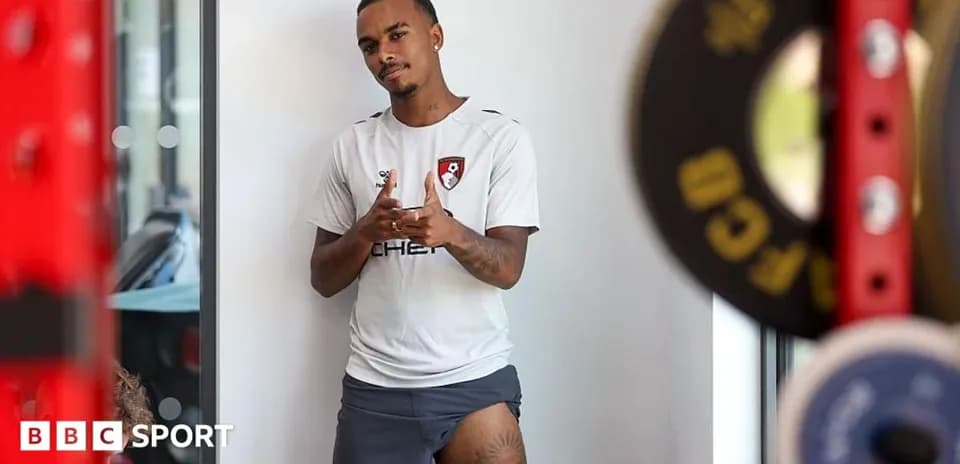 Jugador posando en gimnasio con ropa de entrenamiento