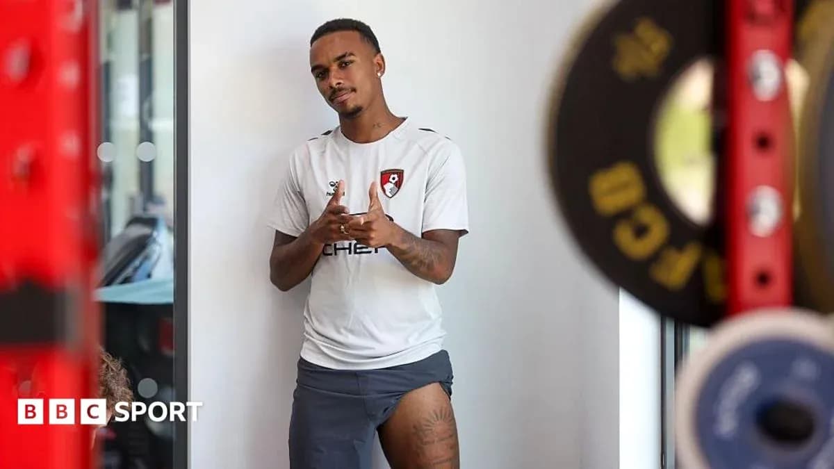 Jugador posando en gimnasio con ropa de entrenamiento