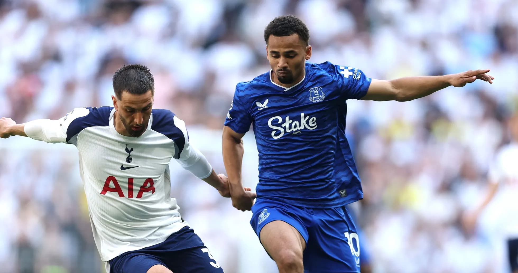 Jugador de Tottenham y Everton compitiendo por el balón