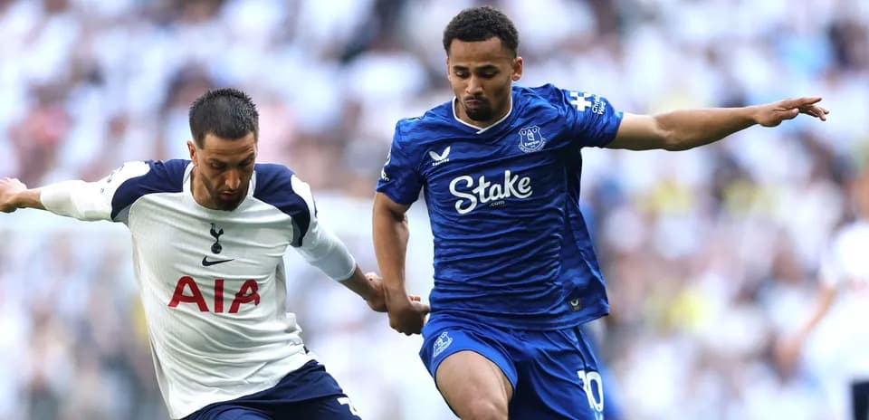 Jugador de Tottenham y Everton compitiendo por el balón