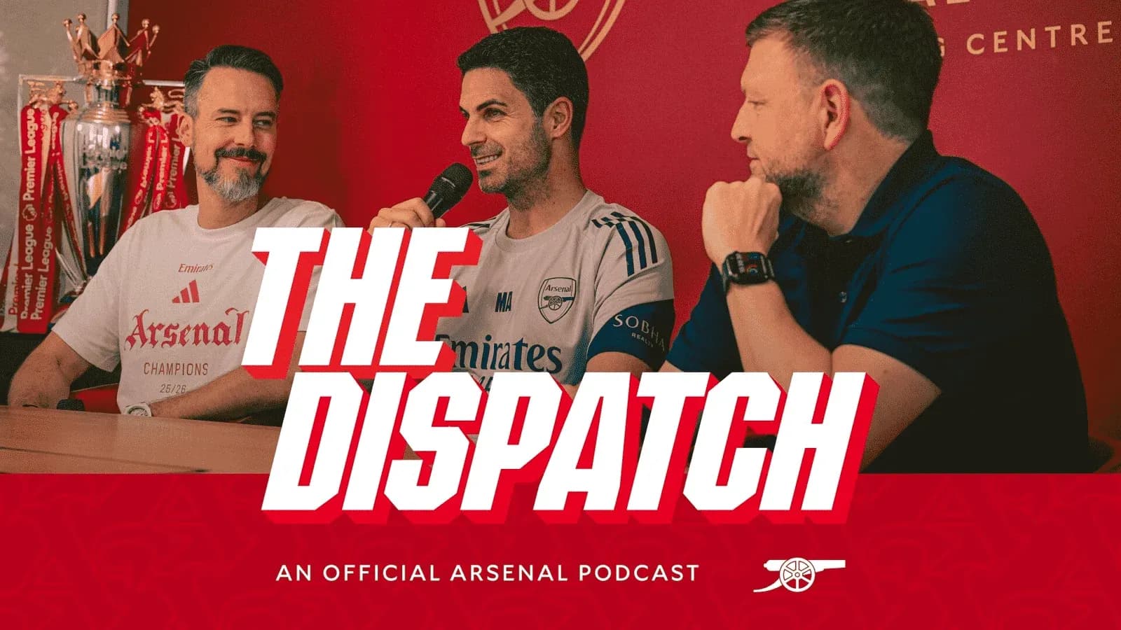 Tres personas discutiendo en un podcast de Arsenal