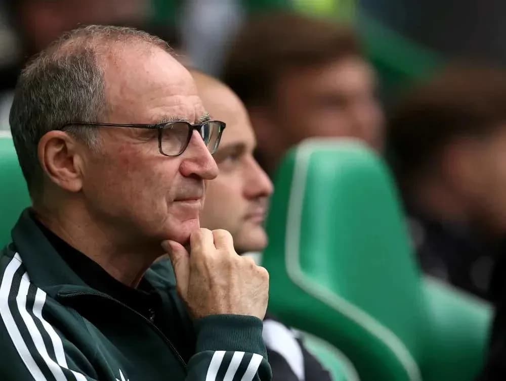 Entrenador observando el partido desde el banquillo