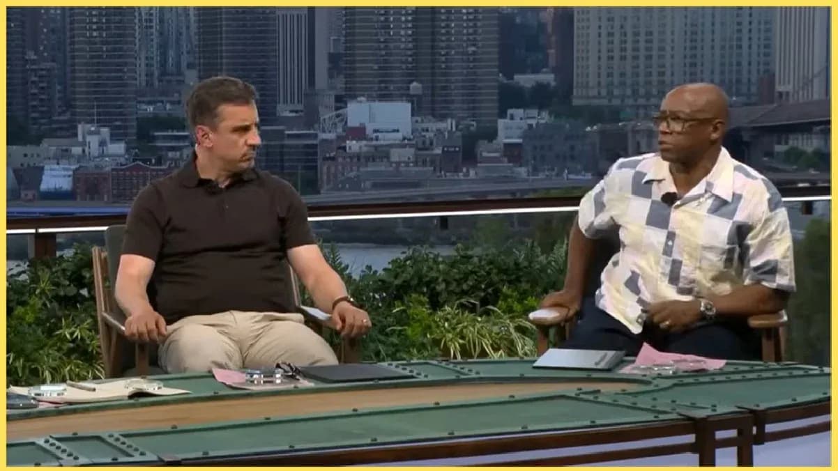Dos comentaristas sentados en un set al aire libre