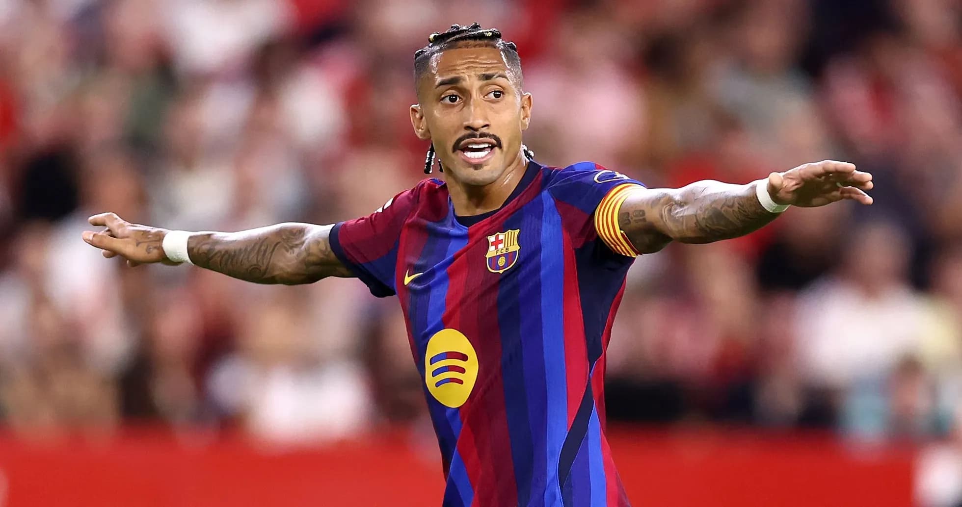 Jugador de Barcelona dirigiendo a sus compañeros en el campo