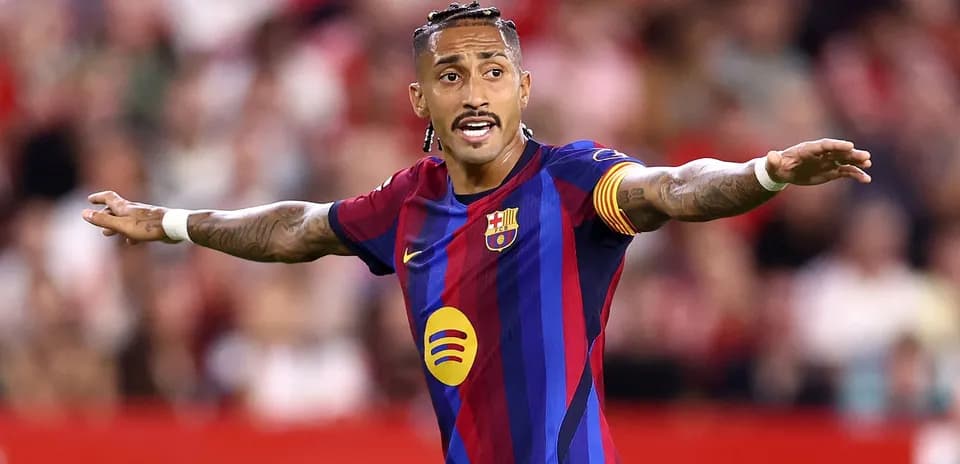 Jugador de Barcelona dirigiendo a sus compañeros en el campo