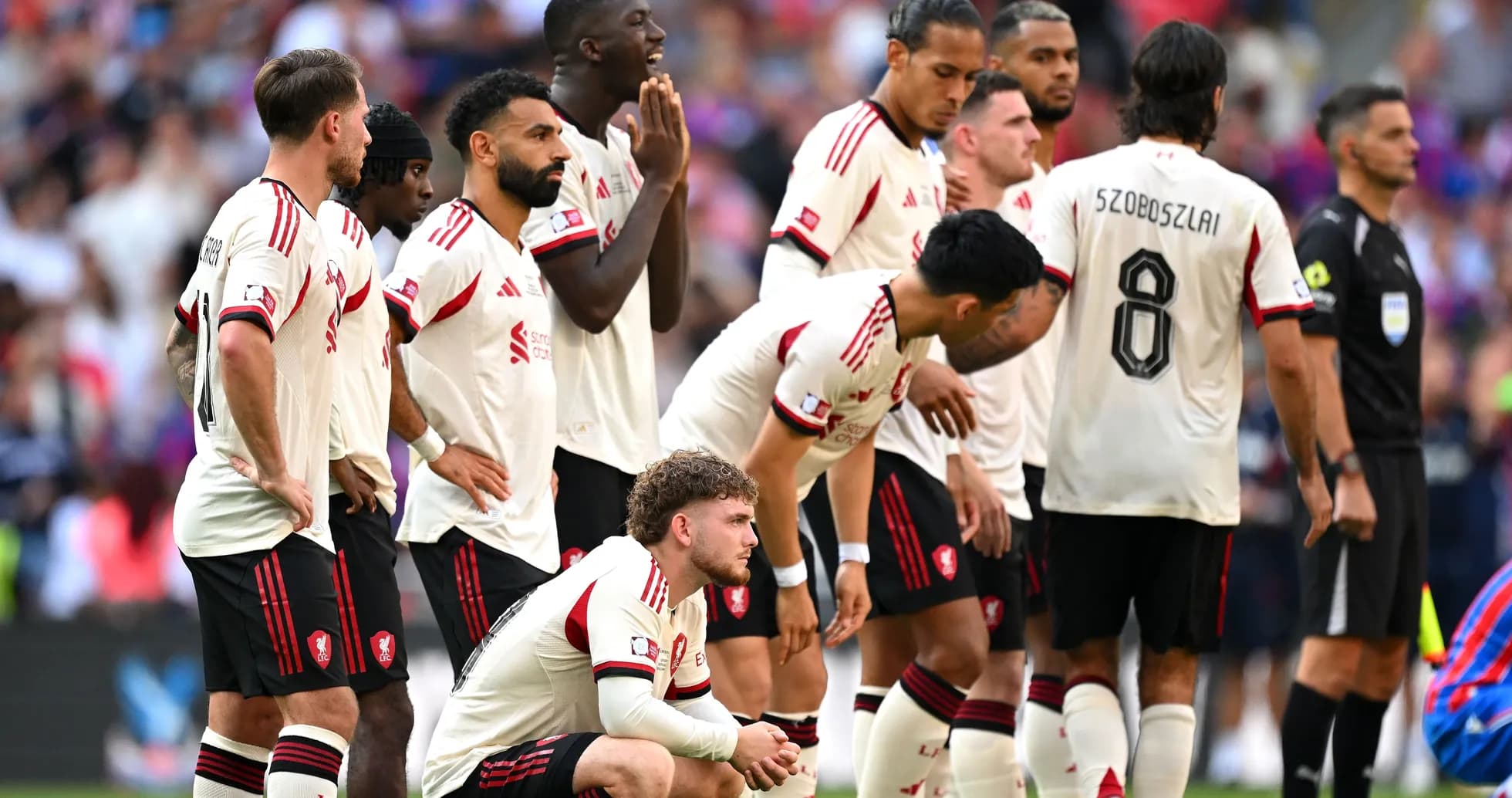 Jugadores de Liverpool en la línea de falta