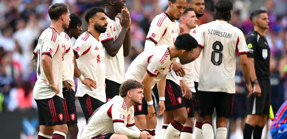 Jugadores de Liverpool en la línea de falta