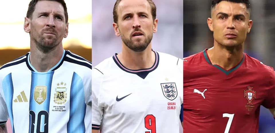 Tres jugadores de fútbol posando en uniforme