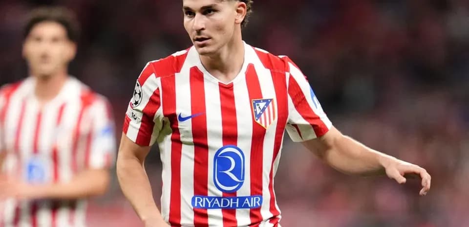 Jugador de Atlético de Madrid en acción en el campo