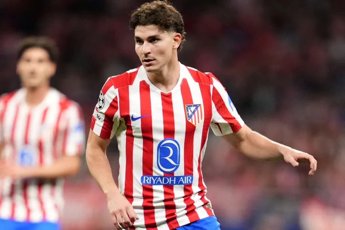 Jugador de Atlético de Madrid en acción en el campo