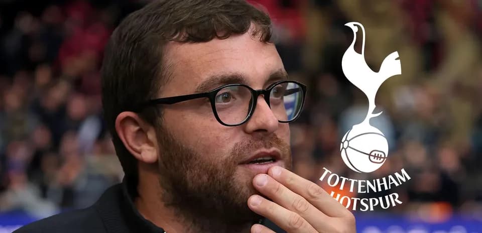 Hombre pensando durante un partido de Tottenham Hotspur