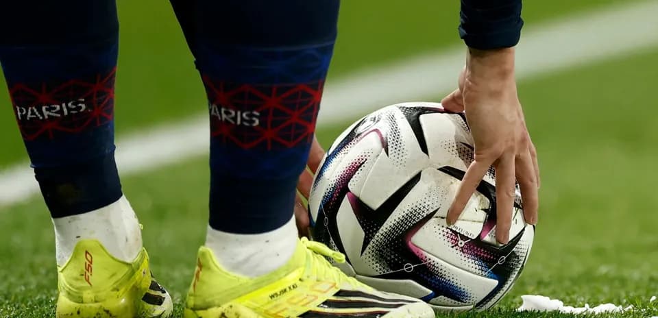 Jugador colocando balón en el campo de fútbol
