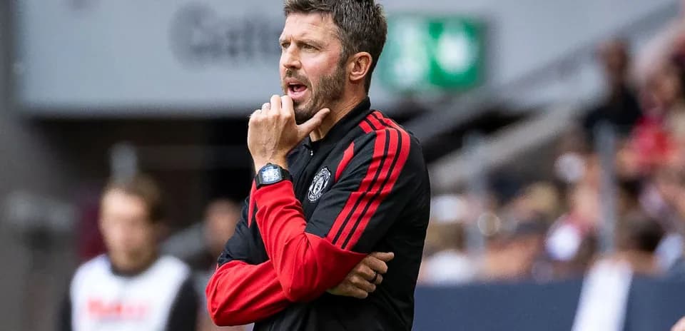 Entrenador de Manchester United dirigiendo desde la línea