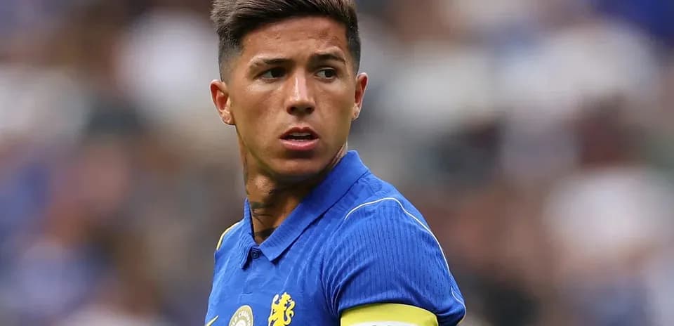 Jugador con cinta de capitán en partido de fútbol