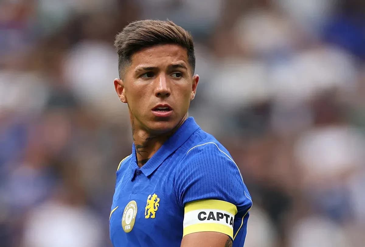 Jugador con cinta de capitán en partido de fútbol