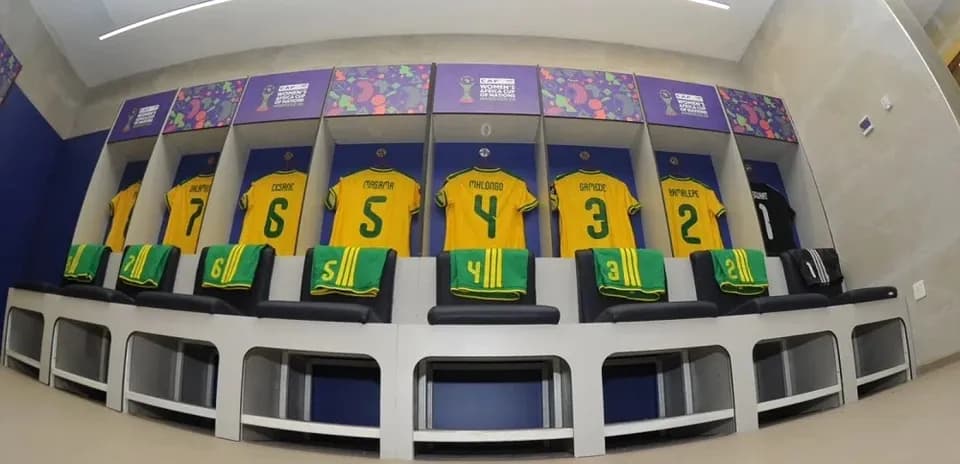 Camisetas amarillas en vestuario de equipo de fútbol