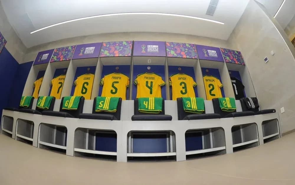 Camisetas amarillas en vestuario de equipo de fútbol