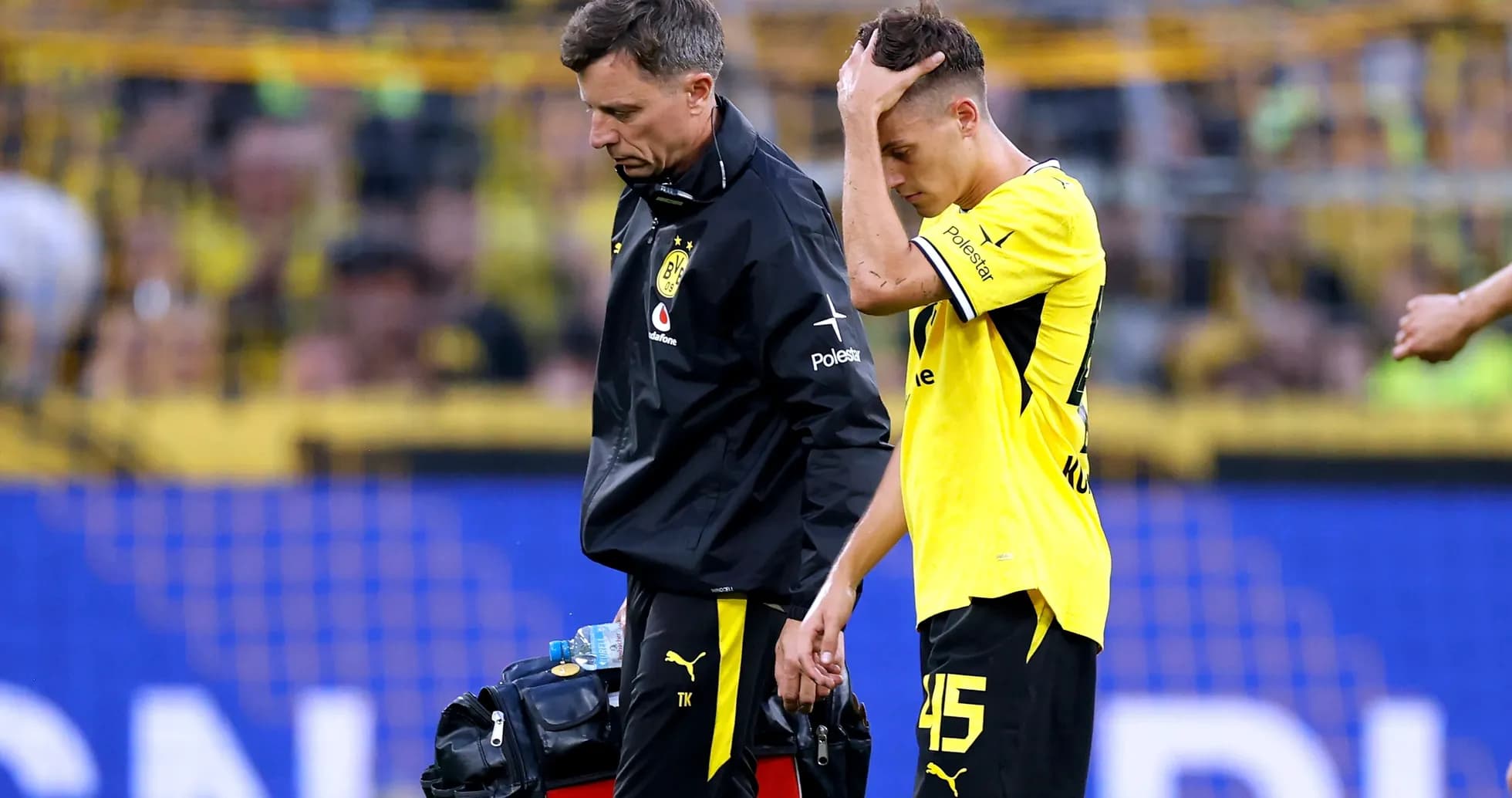 Jugador de Borussia Dortmund siendo atendido por el médico