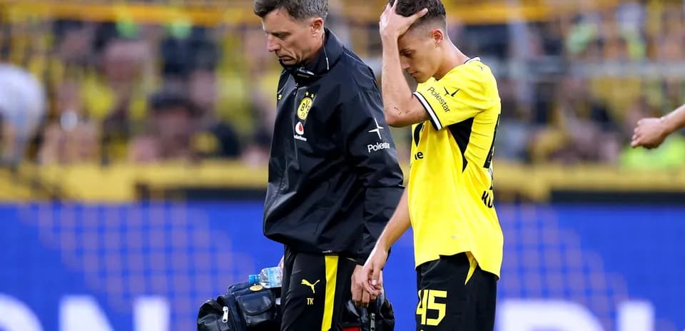 Jugador de Borussia Dortmund siendo atendido por el médico