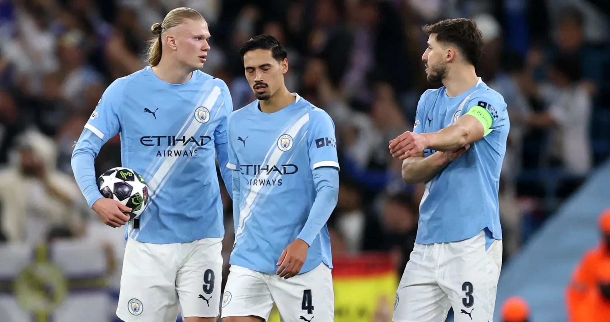 Jugadores de Manchester City conversando en el campo