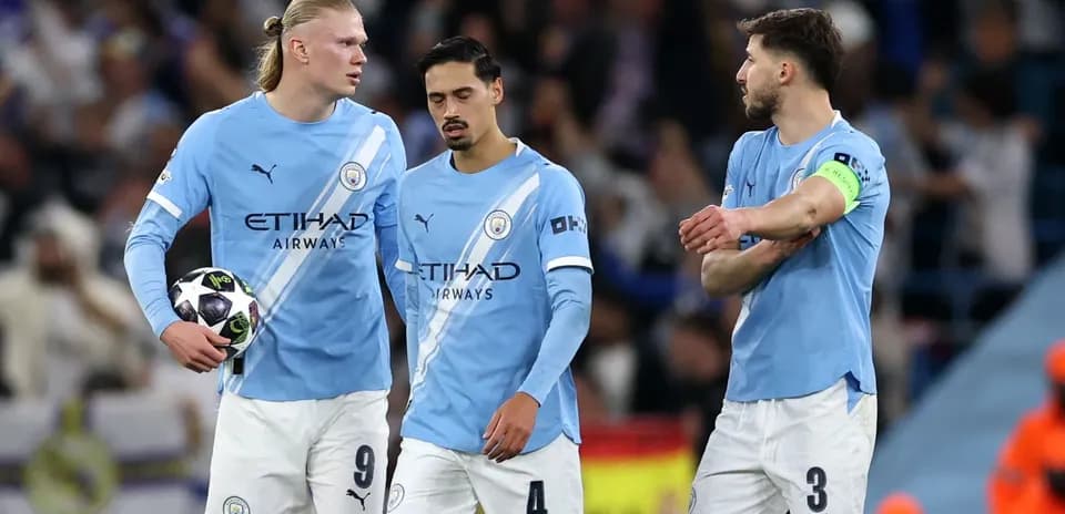 Jugadores de Manchester City conversando en el campo