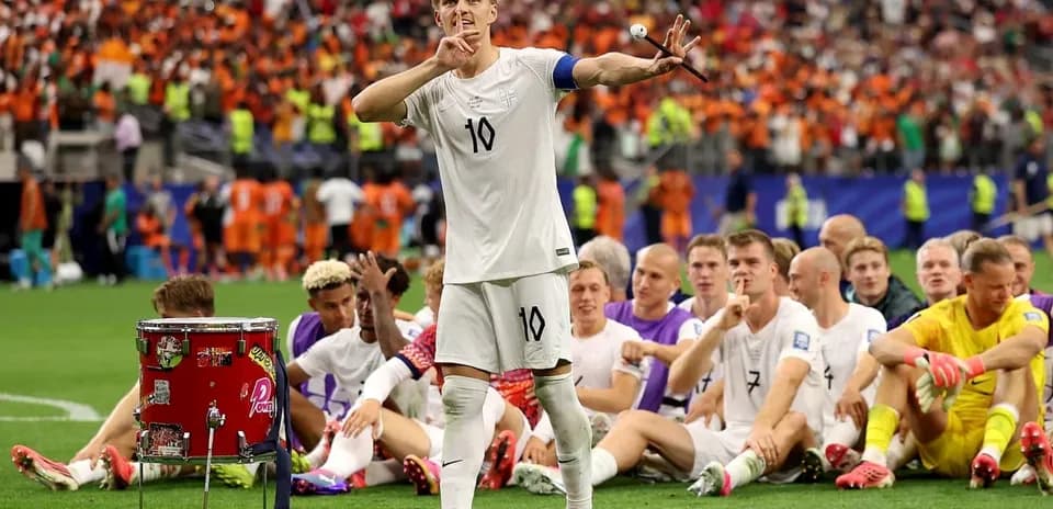 Jugador con el número 10 celebrando frente a compañeros