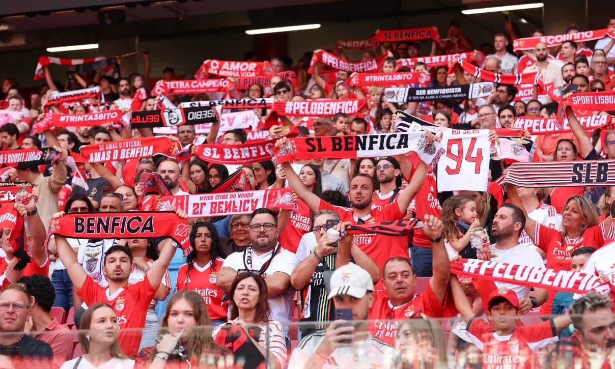 Aficionados de Benfica animando en el estadio