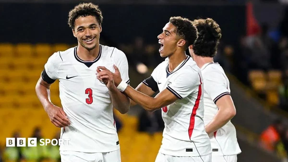Jugadores celebrando un gol en partido de fútbol