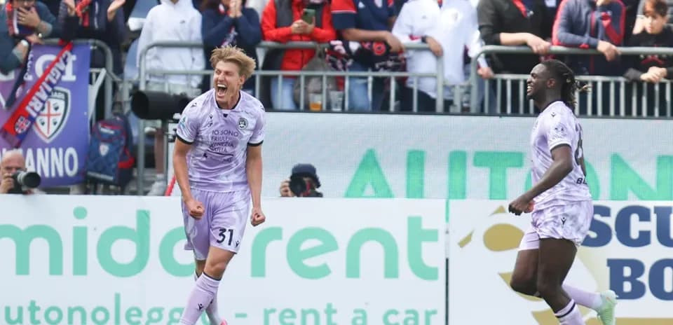 Jugador celebrando un gol en el partido