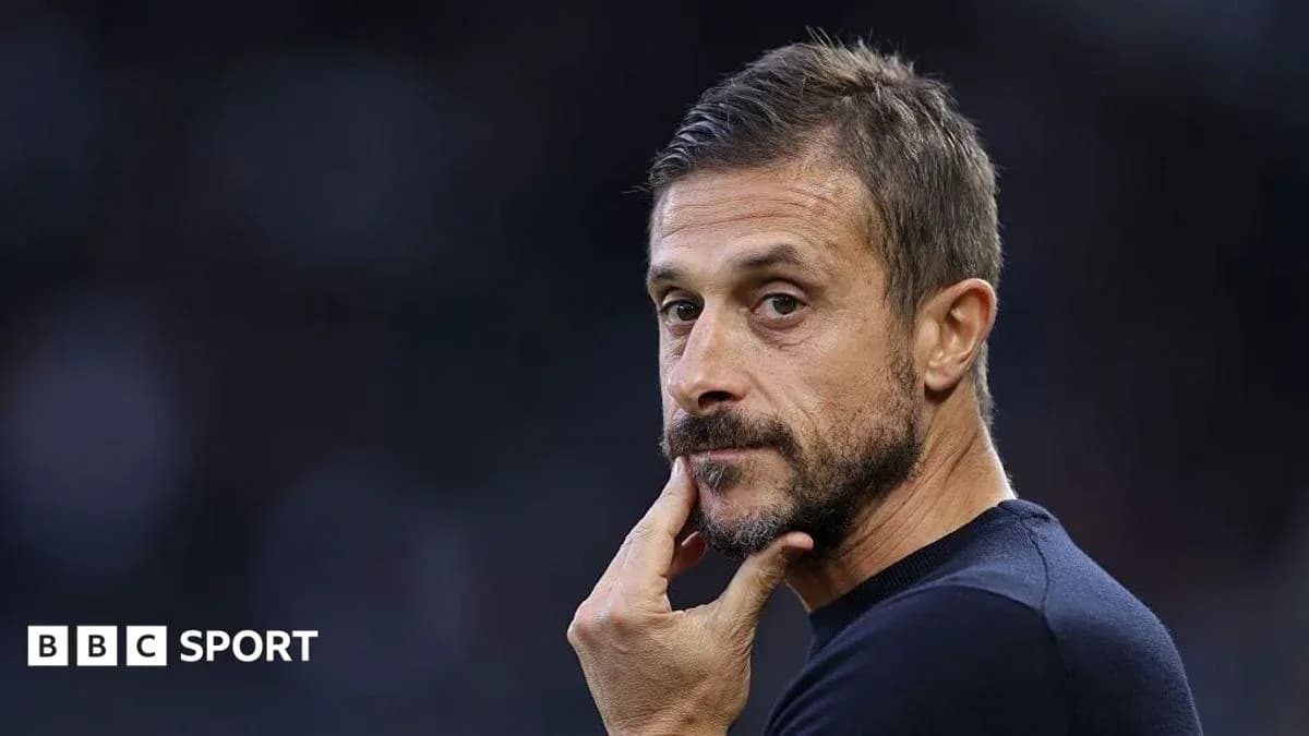 Entrenador pensativo durante un partido de fútbol