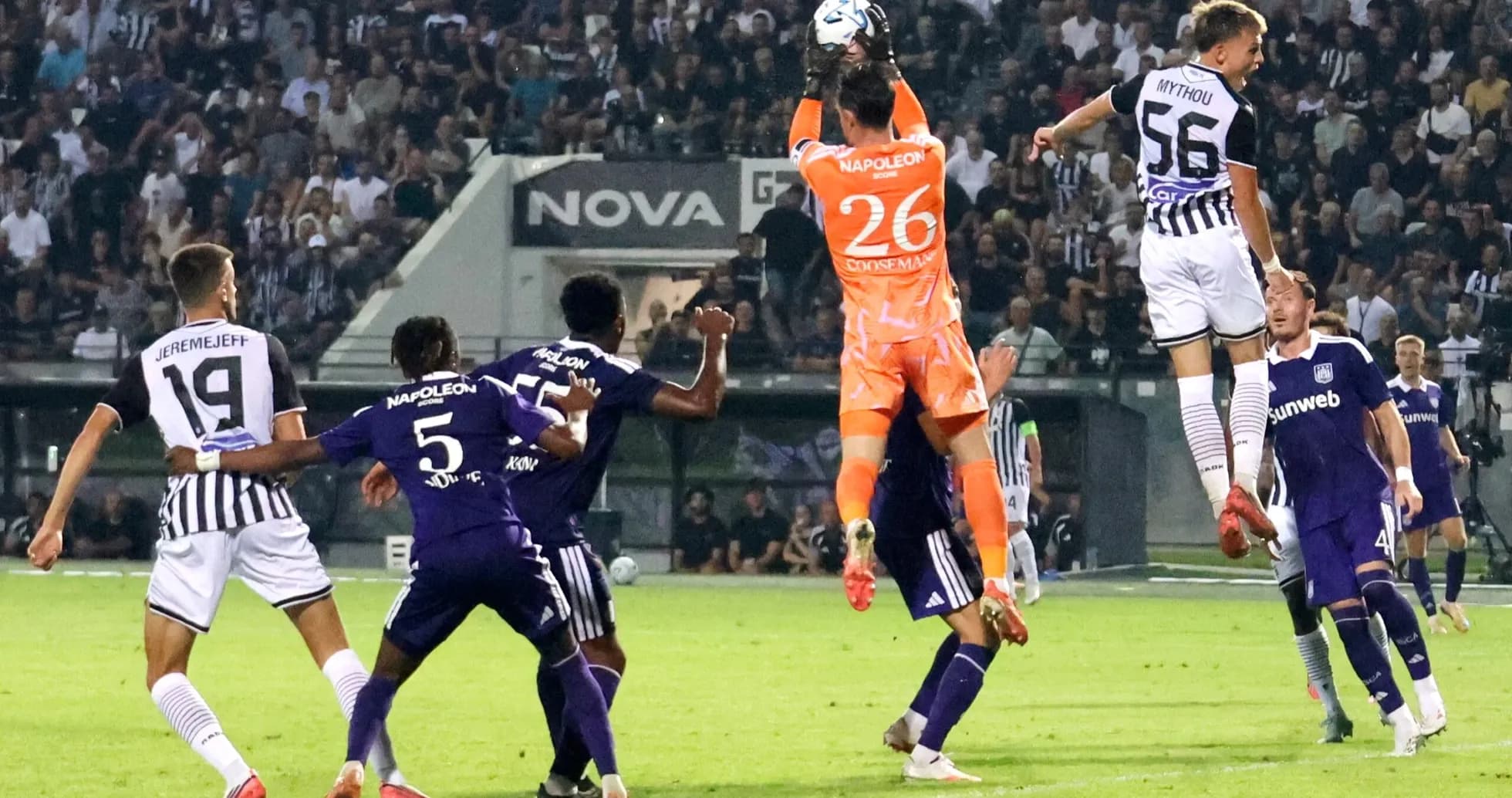 Portero atrapa el balón en un partido de fútbol