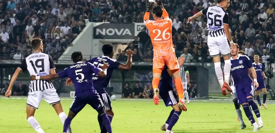 Portero atrapa el balón en un partido de fútbol