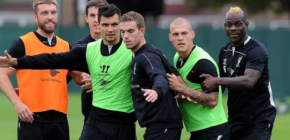Jugadores de Liverpool en entrenamiento en el campo