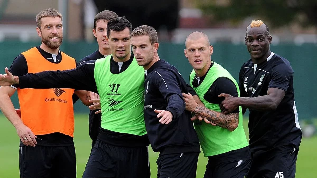 Jugadores de Liverpool en entrenamiento en el campo