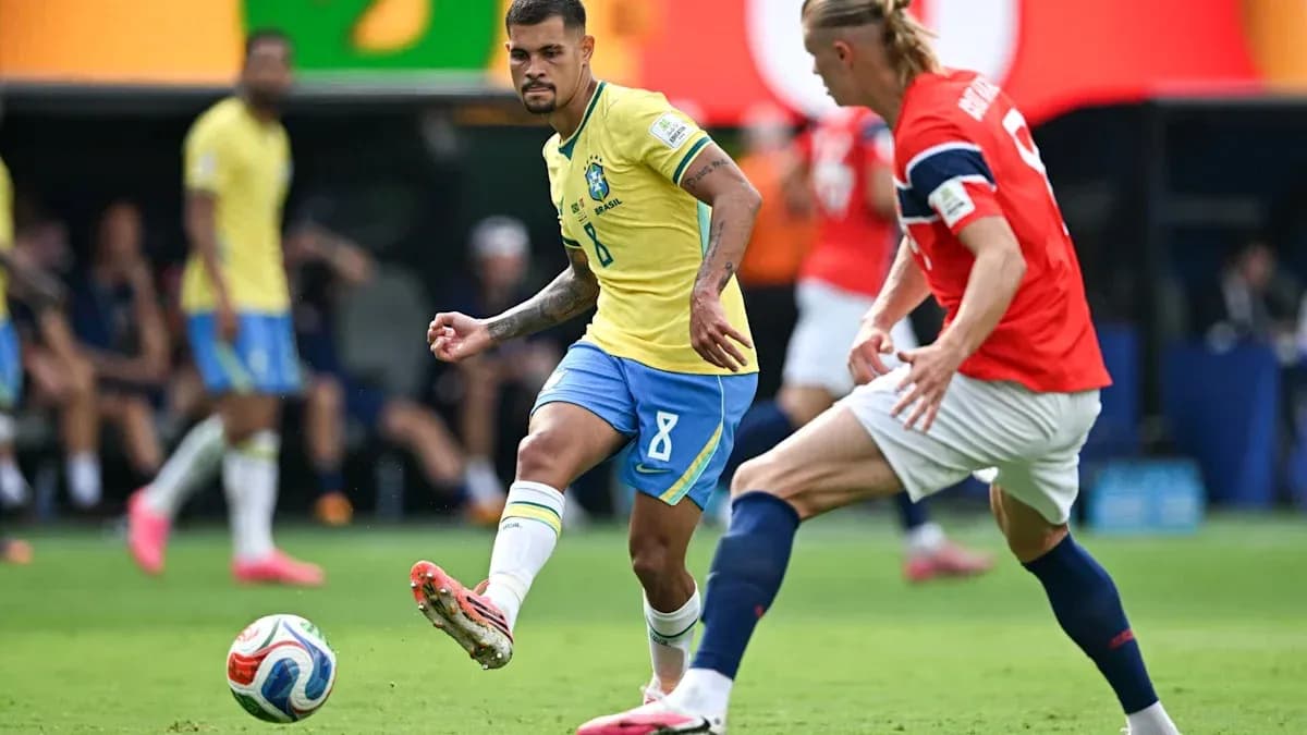 Jugador brasileño driblando a oponente noruego en partido