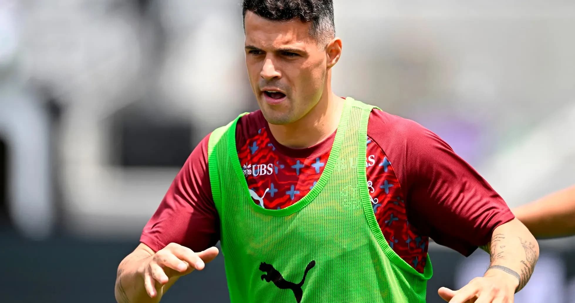 Granit Xhaka entrenando para el partido