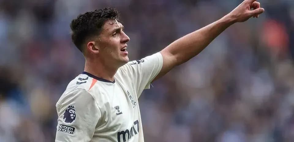 Jugador señalando hacia el campo durante el partido