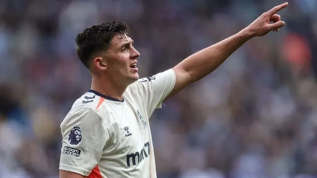 Jugador señalando hacia el campo durante el partido