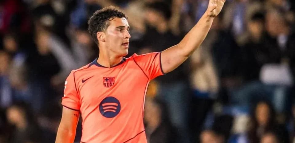 Jugador del Barcelona señalando durante el partido