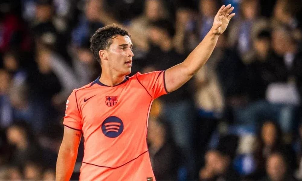 Jugador del Barcelona señalando durante el partido
